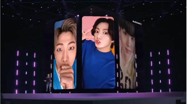 삼성 마케팅 직원이 갤럭시S21 시리즈의 개선된 셀카 성능에 대해 설명하는 영상에서 BTS 멤버들이 셀카 찍는 모습이 흘러나오고 있다. /삼성 유튜브 캡처