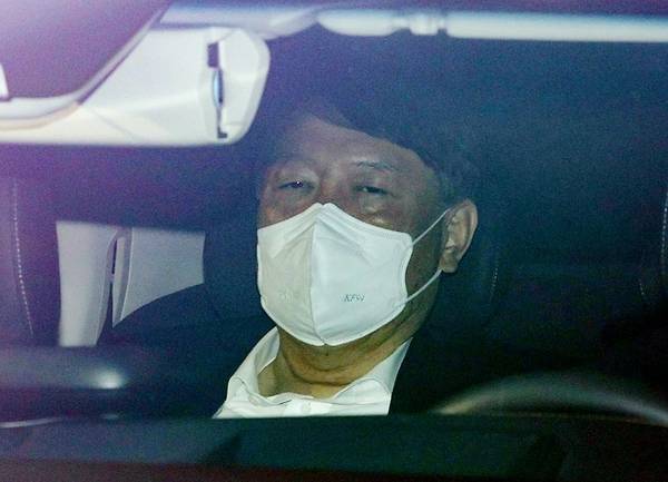 윤석열 검찰총장이 12일 오전 서울 서초구 대검찰청으로 출근하고 있다./연합뉴스