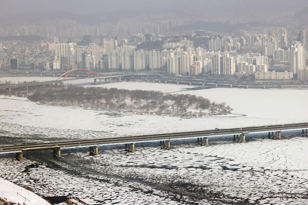 지난 13일 서울 영등포구 여의도 63빌딩 전망대에서 바라본 얼어붙은 한강 위로 전날 내린 눈이 쌓여있다/연합뉴스