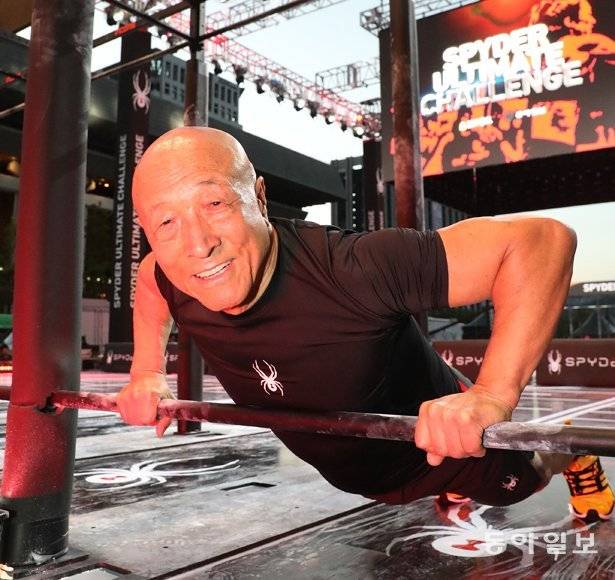 “근육은 나이가 없습니다”고 강조하는 서영갑 전 교장선생님은 2018년 9월 8일 ‘양종구 기자의 100세 시대 건강법’에 소개한 인물이다. 올해로 84세인 그는 ‘로보캅’으로 불리며 근육운동을 하며 즐겁게 살고 있다. 동아일보 DB