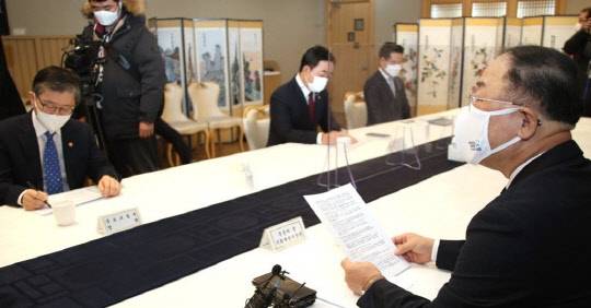 홍남기(사진) 경제부총리 겸 기획재정부 장관이 15일 정부서울청사에서 변창흠 국토교통부 장관 등이 참석해 열린 제13차 부동산시장 점검 관계장관회의를 주재하며 발언하고 있다. <연합뉴스>