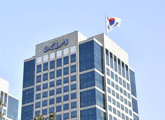 새 로고가 걸린 기아 서울 양재동 본사.