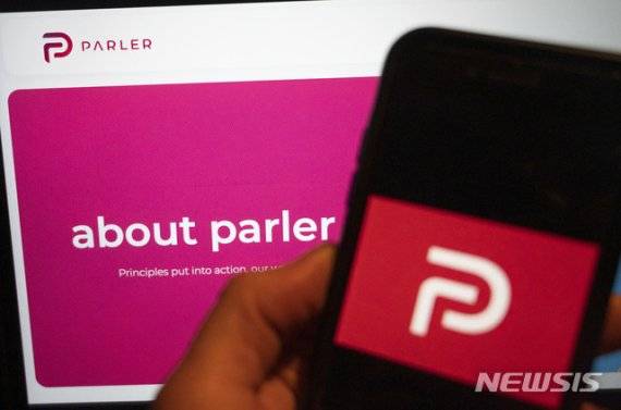 [베를린=AP/뉴시스]10일(현지시간) 독일 베를린에서 소셜미디어 플랫폼 '팔러'의 로고가 디스플레이되고 있다. 최근 도널드 트럼프 미국 대통령의 지지자 등 극우 세력이 애용하는 팔러가 폭력 행동을 모의하는 온라인 공간으로 활용됐다는 비판과 함께 인터넷에서 퇴출당했다. 2021.01.12. <저작권자ⓒ 공감언론 뉴시스통신사. 무단전재-재배포 금지.> /사진=뉴시스화상