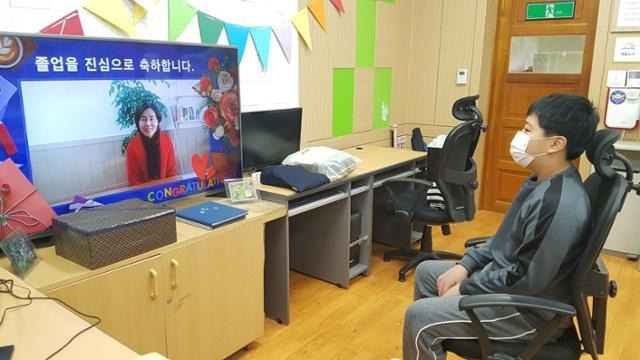 대남초등학교 풍도분교 졸업식이 비대면으로 열리고 있다. 이날 졸업하는 서모 군이 영상을 통해 교장과 대화를 하고 있다. 경기교육청 제공