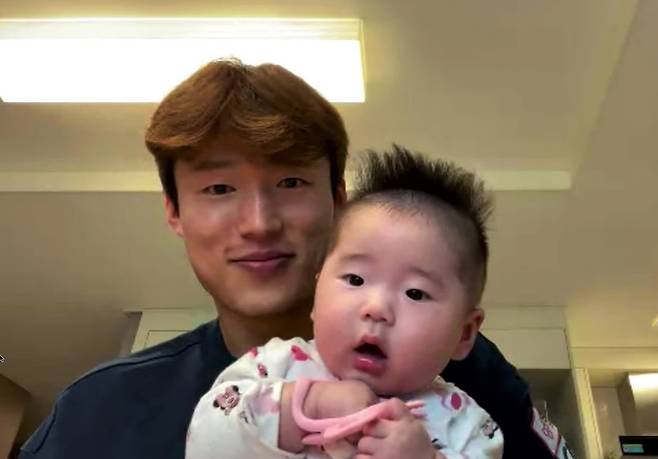 KBS와 화상 인터뷰 중인 손준호와 아들(손민우)