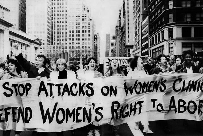 필리스 체슬러는 <정치적으로 올바르지 않은 페미니스트>에서 치열하게 연대한 동료들의 역사를 기록한다. 지금의 페미니스트들이 더 현명하게 싸우기를 바라며 2세대 페미니즘의 빛났던 순간과 어두운 치부를 함께 전한다. 사진은 1988년 여성 재생산권 수호 운동 현장에서 체슬러의 모습(왼쪽에서 네번째). 바다출판사 제공