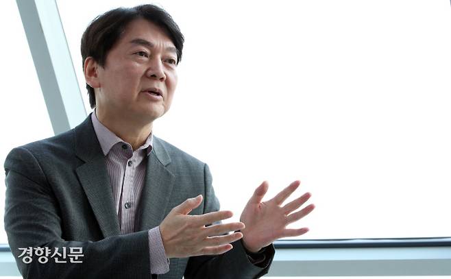 안철수 국민의당 대표가 지난 12일 경향신문과 인터뷰하고 있다. 권호욱 선임기자