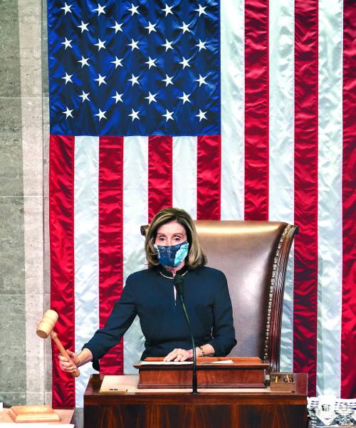 낸시 펠로시 미 하원의장이 13일(현지시간) 도널드 트럼프 대통령 탄핵소추안에 대한 투표 결과를 승인하며 의사봉을 두드리고 있다. 펠로시 의장은 이날 하원이 통과시킨 트럼프 탄핵안에 서명하기 전 “오늘 하원은 누구도, 미국의 대통령조차도 법 위에 있지 않다는 것을 초당적인 방식으로 보여줬다”고 말했다. AP연합뉴스