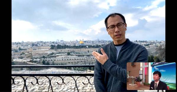 지난해 11월 말 대전 새하늘성결교회에서 열린 온라인 성지순례에서 채완병 예루살렘교회 목사가 이스라엘 감람산에서 예루살렘 성을 보며 설명하고 있다. 작은 사진은 새하늘성결교회에서 채 목사와 영상통화를 하는 윤영천 선교사의 모습. 예루살렘교회 제공