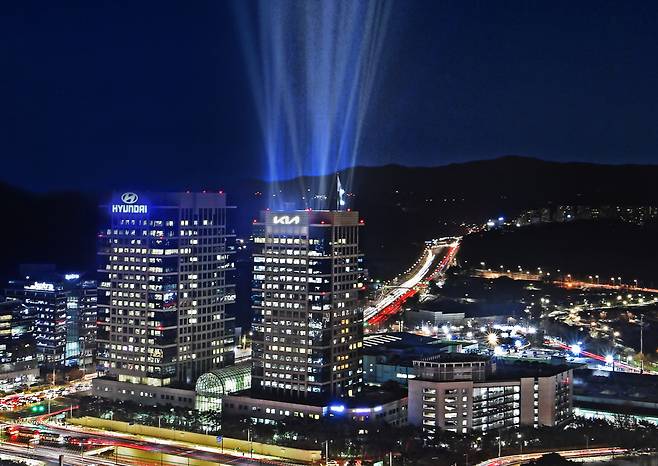 새 로고 현판이 적용된 서울시 서초구 양재동 기아 사옥 [사진제공=기아]