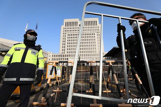 (서울=뉴스1) 성동훈 기자 = 서울 서초구 대법원 앞에서 경찰이 경계근무를 서고 있다. 2021.1.14/뉴스1