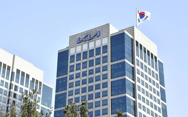 지난 14일 서울 서초구 양재동 기아자동차 사옥 외벽에 기아차의 새로운 로고가 걸려 있다./사진=기아
