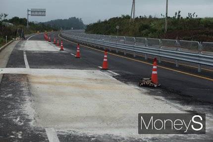 국지도 49호선 전남 무안 일로~몽탄 8.5㎞ 구간이 2010년 11월 착공해 2019년 말 완공된 가운데 부실시공의혹을 받고 있는 청룡교차로 인근 도로에 대해 보수작업을 한 모습./머니S DB
