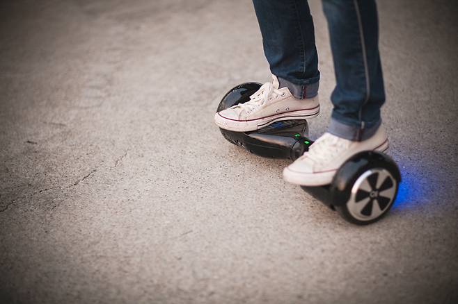 15일 오전 2시 43분께 광주 북구에서 개인형 이동장치(Personal Mobility·PM)를 타고 도로를 건너던 20대를 들이받은 차량 운전자가 도주해 경찰이 추적하고 있다. [아이클릭아트]