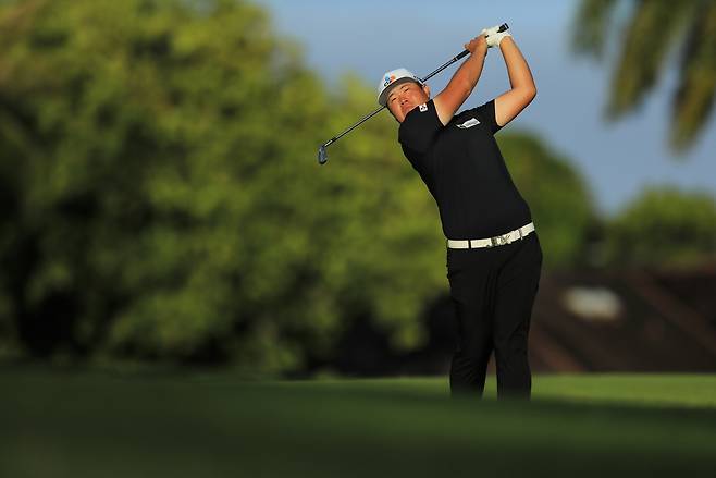 임성재가 15일(한국시간) PGA 투어 소니오픈 1라운드 11번홀에서 티샷을 날리고 있다. [AP]