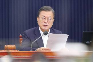 문재인 대통령은 조만간 있을 신년기자회견에서 두 전직 대통령 사면에 대한 입장을 내놓을 것으로 알려졌다. [연합]