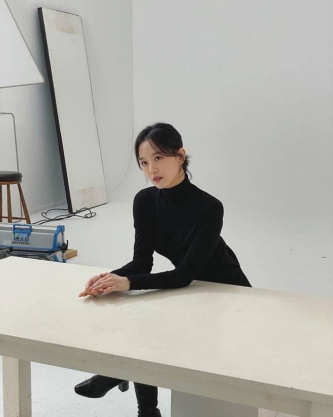 Actor Kang Han-Na showed off her chic charm.Kang Han-Na posted several photos on his Instagram on January 14 without any comment.Kang Han-Na, in the public photo, is wearing a black dress with an emphasis on the waist line and is working on filming the picture. It emits a chic yet elegant atmosphere and captivates the attention with sophisticated visuals.Meanwhile, Kang Han-Na will appear in TVNs new drama The Falling Living scheduled to air this year.