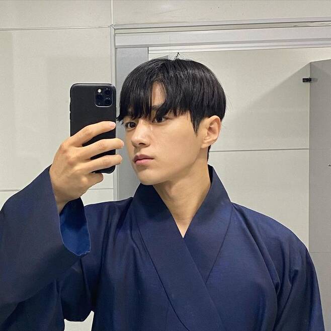 Singer and actor Myoeng-su Kim has released a warm visual.Myoeng-su Kim wrote on his SNS on January 1, #Blade of the Phantom Master # Sung and #Myoeng-su Kim.I posted a picture with the article.Myoeng-su Kim in the photo attracts attention by revealing exotic features through mirror selfies.Myoeng-su Kim snipped Fan Heart with a chic expressionless look, along with a neatly tidy hairstyle.Meanwhile, Myoeng-su Kim is appearing on KBS 2TV monthly drama Blade of the Phantom Master: Chosun Secret Service.