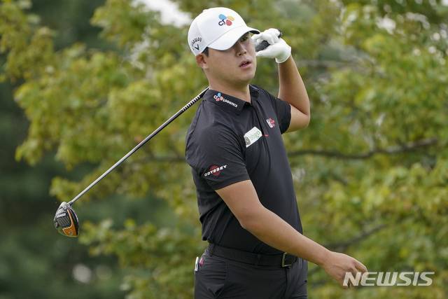 [머매러넥=AP/뉴시스]김시우가 17일(현지시간) 미 뉴욕주 머매러넥의 윙드풋 골프클럽에서 열린  미 프로골프(PGA) 투어 US오픈 1라운드 2번 홀에서 티샷 후 타구를 바라보고 있다. 김시우는 경기가 진행 중인 가운데 2오버파 72타로 공동 55위에 올라 있다. 2020.09.18.