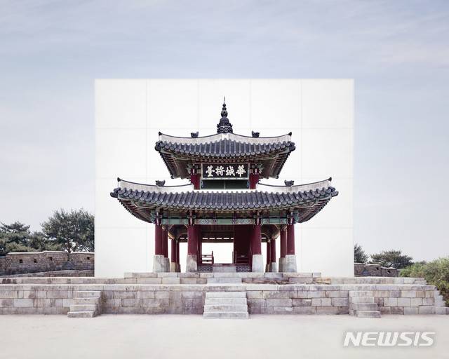 [서울=뉴시스] 이명호, '유산 #3_서장대', 2015, 52 x 62cm, 종이에 잉크.(사진 제공 = 갤러리현대).2021.1.15. photo@newsis.com