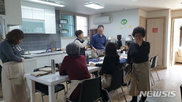 [서울=뉴시스] 서울 동작구의 수어통역센터에서 청각장애인 직업교육 중 바리스타 체험교실을 진행하고 있다. (사진=동작구 제공) 2021.01.15 photo@newsis.com