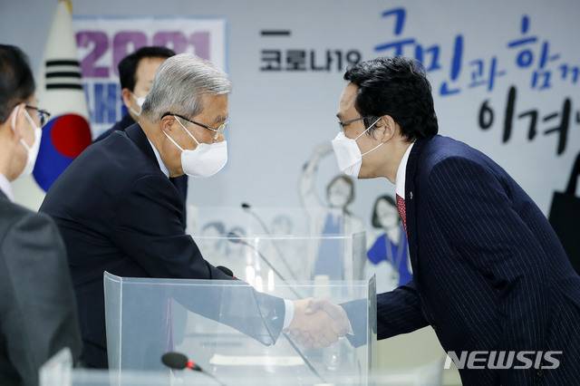 [서울=뉴시스]최동준 기자 = 김종인 국민의힘 비상대책위원장이 15일 서울 용산구 대한의사협회를 방문해 코로나19 대응 및 백신 접종 계획 관련 간담회 전 최대집 의협 회장과 인사하고 있다. 2021.01.15. photocdj@newsis.com