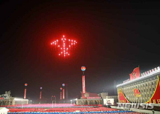 [서울=뉴시스]북한 노동신문은 김정은 국무위원장이 지난 14일 평양 김일성광장에서 열린 조선노동당 제8차 대회 기념 열병식에 참석했다고 15일 보도했다. (사진=노동신문 캡쳐) 2021.01.15. photo@newsis.com