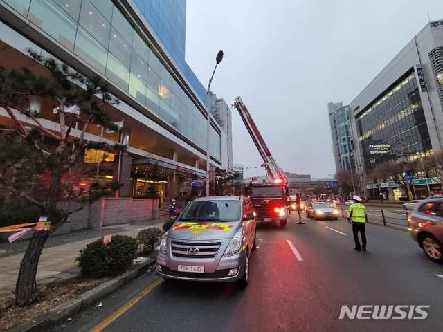 [수원=뉴시스] 라마다 프라자 수원 호텔 화재 발생. 2021.1.15. (사진=경기도소방재난본부 제공)