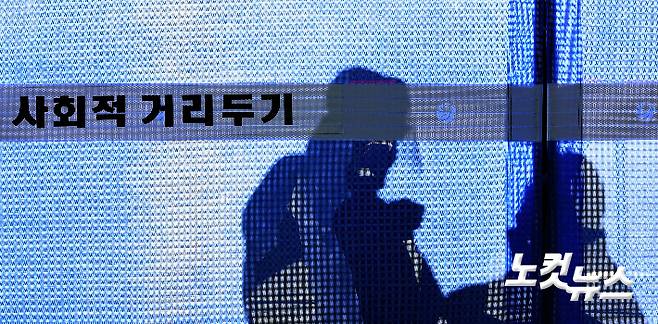 임시선별진료소에서 의료진들이 검체를 채취하고 있다. 황진환 기자