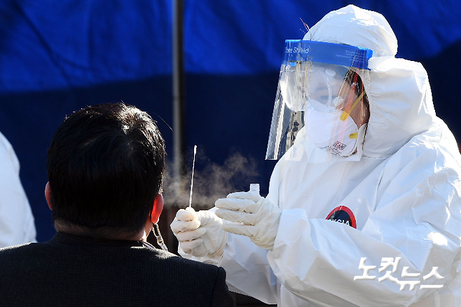 부산시청 공무원 1명이 코로나19 확진되면서 같은 사무실을 사용하는 공무원 10명이 무더기로 자가격리 조치됐다. 
 황진환 기자