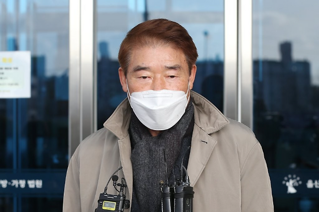 공직선거법 위반 혐의로 재판에 넘겨진 정천석 울산 동구청장이 15일 오전 울산지법에서 취재진의 질문에 답하고 있다. 연합뉴스