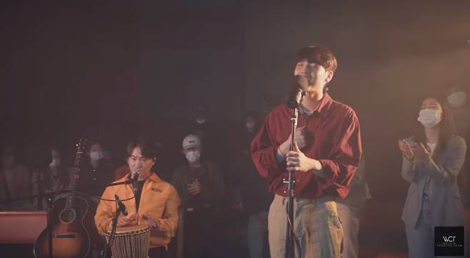 위러브 크레에이티브 팀의 곡 '영원부터 영원까지' 뮤직비디오 스틸 컷.