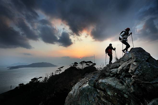 정상에서 서포리해변으로 내려서는 길의 바윗길. 암릉구간이 짧아 산행이 어렵지는 않다.