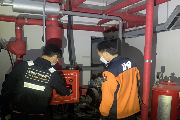 전북소방본부 화재안전정보조사반원들이 한 건축물 지하 보일러실에서 화재안전 검검을 하고 있다. 전북소방본부 제공