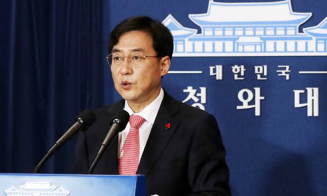 강민석 청와대 대변인이 14일 청와대 춘추관에서 박근혜 전 대통령의 사법부 판결과 관련한 브리핑을 하고 있다. 뉴시스