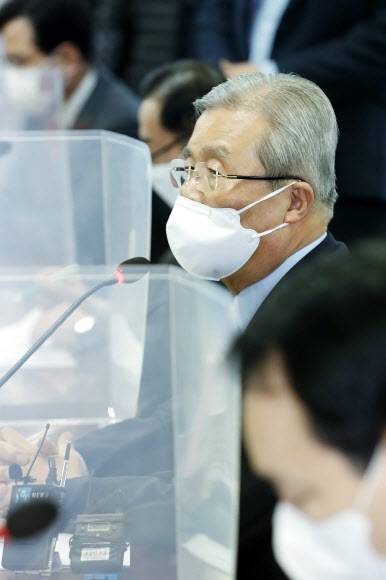 백신 간담회 발언하는 김종인 - 국민의힘 김종인 비상대책위원장이 15일 서울 용산구 대한의사협회에서 열린 코로나19 대응 및 백신 접종 계획 관련 간담회에서 발언하고 있다.   2021.1.15 국회사진기자단