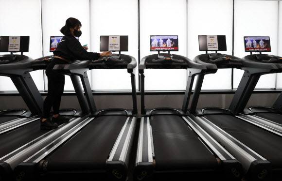 영업 재개할 수 있을까... - 15일 오후 영업금지 중인 경기도 화성시 동탄 화이트짐 피트니스 센터 청계점에서 관계자가 방역을 하고 있다. 2021.1.15 연합뉴스