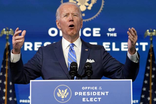 조 바이든 미국 대통령 당선인이 14일(현지 시간) 델라웨어주 윌밍턴의 더퀸 극장에서 의회에 제출할 1조 9,000억 달러 규모의 코로나19 경기 부양책 내용을 발표하고 있다. /AP연합뉴스