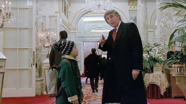 `영화 나홀로집에2`의 매컬리 컬킨과 카메오 출연한 도널드 트럼프 미국 대통령. 사진ㅣ영화 `나홀로집에2` 캡처