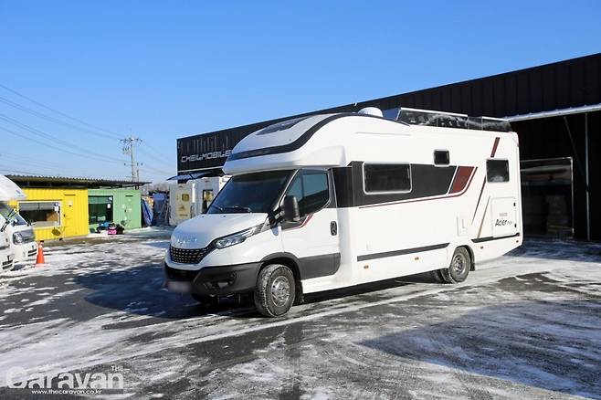 이베코 뉴 데일리 + 국내 제작사에서 캠퍼를 제작한 캠핑카