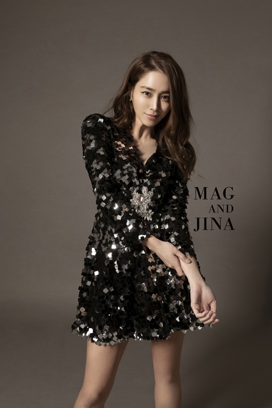 Actor Lee Min-jung accessorised the McAngiena cover with an Elegance Goddess visual.Lee Min-jung used the pit of a dignified and elegance line to digest the pictorial concept.Lee Min-jung, who predicted active activities in the movie this year following last years drama, said, I think Family is the engine of youth and reason I live in.I hope everyone will be healthy and happy in 2021 after 2020, when it was difficult for them.I hope that the film shooting will be finished and I will be able to see everyone in the movie theater. The January and February issue of fashion magazine McAngina was covered by Actor Lee Min-jung and the main characters of Firebird 2020, Hong Su-a and Seo Ha-jun.The recent tic talker, the artist Papa Gumpa who swept the New York Carnegie Hall, 2021 Rising Star Actors, the pictures of Vivian Girl contest participants and the charm of winter golf are revealed through professionals.Meanwhile, McAngina, which contains Lee Min-jungs picture, will be available at Seoul and Gyeonggi offline stores starting on the 18th.Photo = McAngina