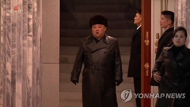 당대회 열병식에서 김정은 수행하는 현송월 (서울=연합뉴스) 북한이 지난 14일 평양 김일성 광장에서 노동당 8차 대회를 기념하는 열병식을 개최했다고 조선중앙TV가 15일 보도했다. 현송월 선전선동부 부부장이 주석단에 입장하려는 김정은 국무위원장을 수행하고 있다. 2021.1.15       [국내에서만 사용가능. 재배포 금지. For Use Only in the Republic of Korea. No Redistribution] nkphoto@yna.co.kr