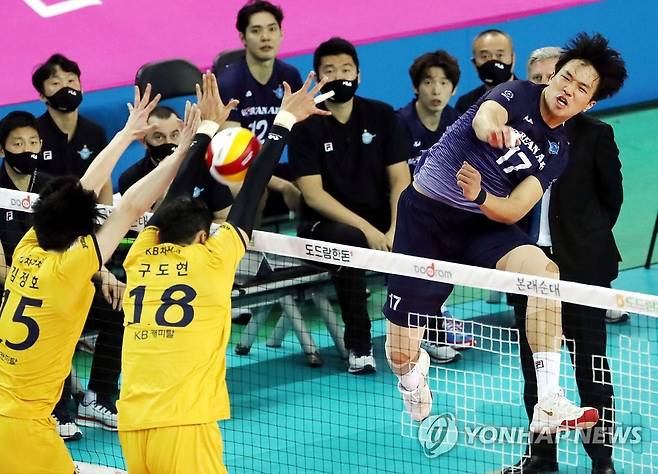 임동혁 '날아올라 스파이크 공격' (인천=연합뉴스) 윤태현 기자 = 15일 인천 계양체육관에서 열린 남자프로배구 인천 대한항공 점보스와 의정부 KB손해보험 스타즈 배구단의 경기. 1세트 대한항공 임동혁이 스파이크를 하고 있다. 2021.1.15 tomatoyoon@yna.co.kr