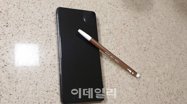‘모나미 153’ 디자인의 갤럭시S21 울트라용 S펜. 친근한 디자인으로 레트로 감성을 주면서 펜촉이 얇아 세밀한 메모도 가능했다. (사진= 장영은 이데일리 기자)