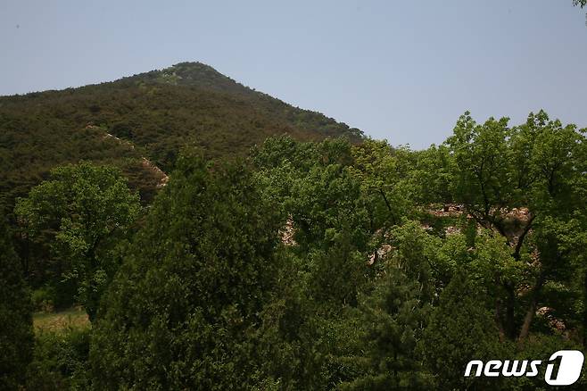 고려시기에 쌓은 황해북도 사리원시의 정방산성의 서쪽 성곽 전경. (미디어한국학 제공) 2021.01.09.© 뉴스1