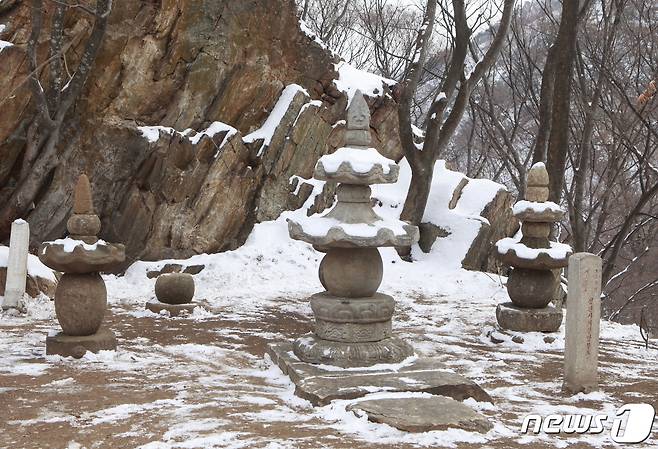 황해북도 연탄군에 있는 심원사 부도탑들. 해월당부도탑은 보존유적 1129호로 지정돼 있다. (미디어한국학 제공) 2021.01.09© 뉴스1