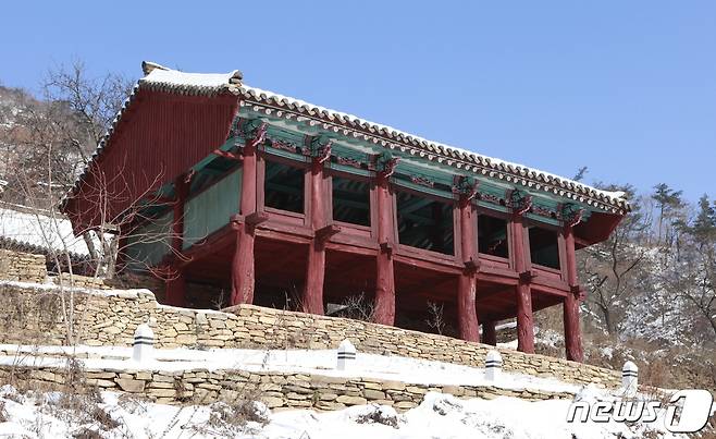 황해북도 서흥군에 있는 귀진사의 출입문인 주악루 전경. (미디어한국학 제공) 2021.01.09.© 뉴스1