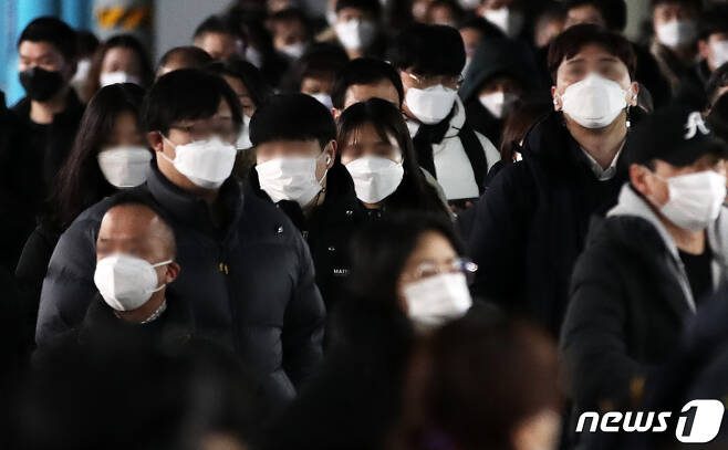 신축년 새해 첫 출근일인 4일 오전 서울 구로구 신도림역에서 시민들이 마스크를 쓴 채 출근길 발걸음을 옮기고 있다. 2021.1.4/뉴스1 © News1 오대일 기자