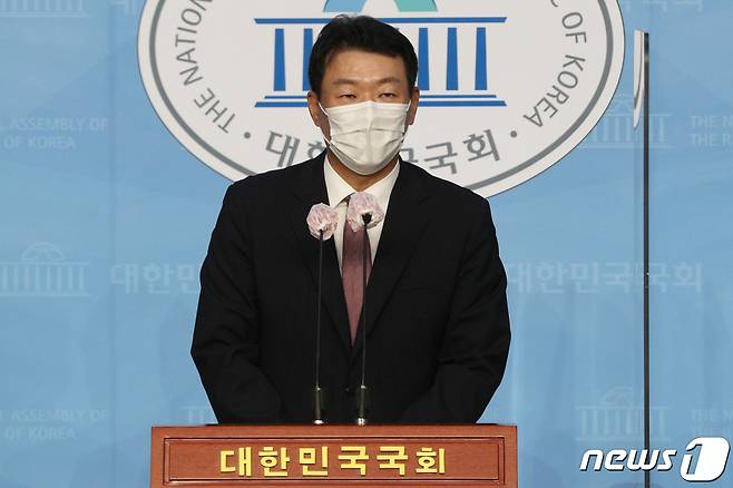 윤희석 국민의힘 신임 대변인이 10일 오후 서울 여의도 국회 소통관에서 취임인사를 하고 있다. 2020.9.10/뉴스1 © News1 성동훈 기자
