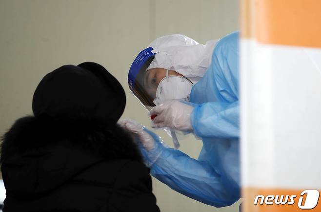신종 코로나바이러스 감염증(코로나19) 의료진이 피검사자의 검체를 채취하고 있다. /뉴스1